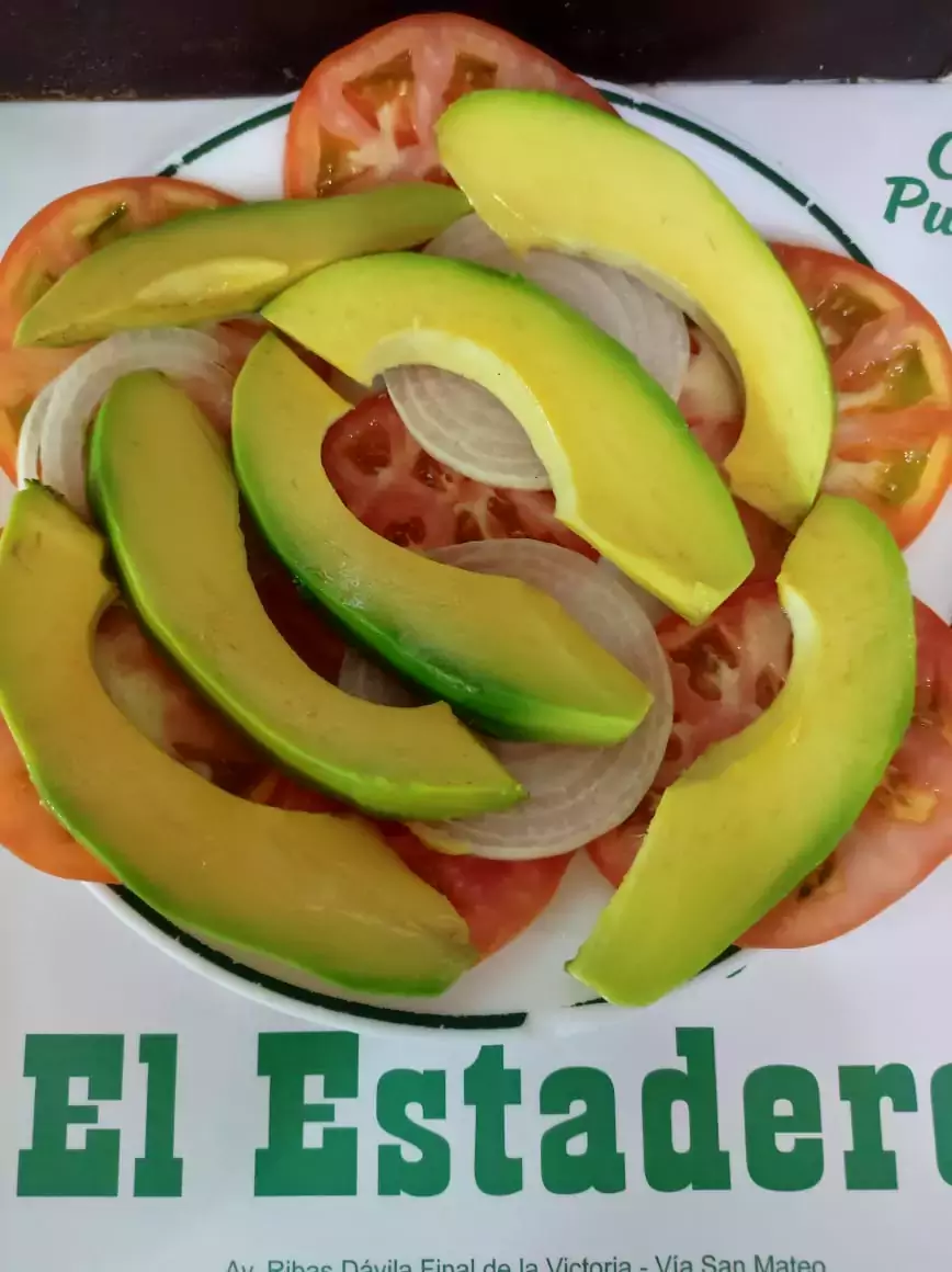 ENSALADA CON AGUACATE, CEBOLLA 